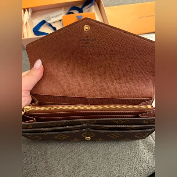 Louis Vuitton Sarah Wallet - Picture 7 of 10